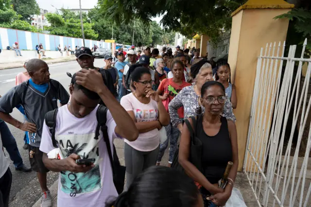 Residentes en La Habana hacen cola para adquirir alimentos antes del huracán.