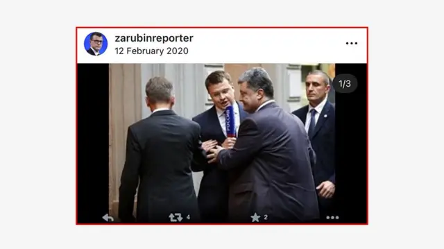 Publicación de Zarubin en Instagram el 12 de febrero de 2020, en la que aparecen dos hombres delante de él, uno de los cuales le tiende la mano. Un tercer hombre se acerca al grupo desde la derecha de la imagen. Zarubin habla por un micrófono largo con un protector contra el viento azul que tiene un logotipo impreso. Todos los hombres visten trajes oscuros.