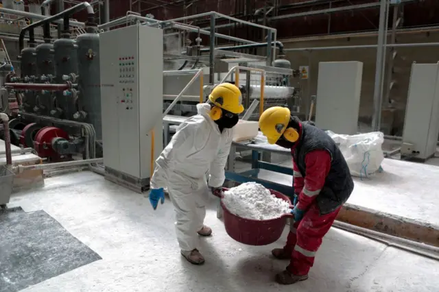 Trabajadores en el Salar de Uyuni