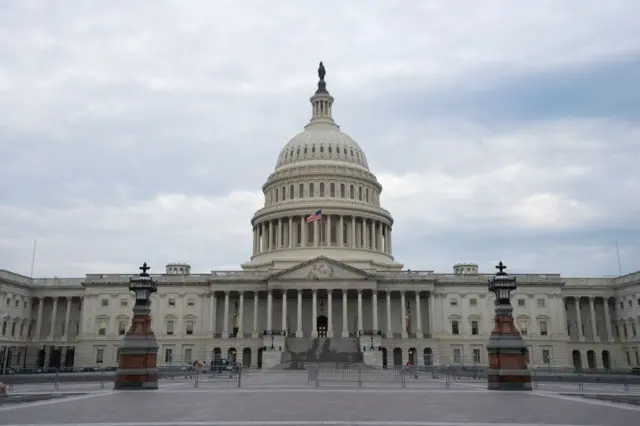 Una imagen muestra la fachada del Capitolio de Estados Unidos.