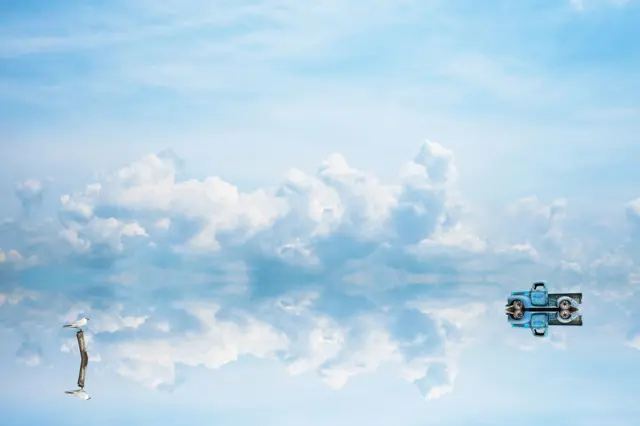 Cielo reflejado en el agua y horizonte