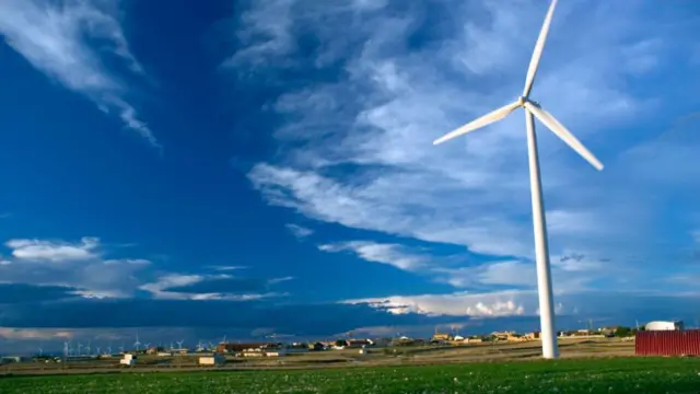 Un molino de viento en la localidad española de La Muela en un día de cielo despejado.  