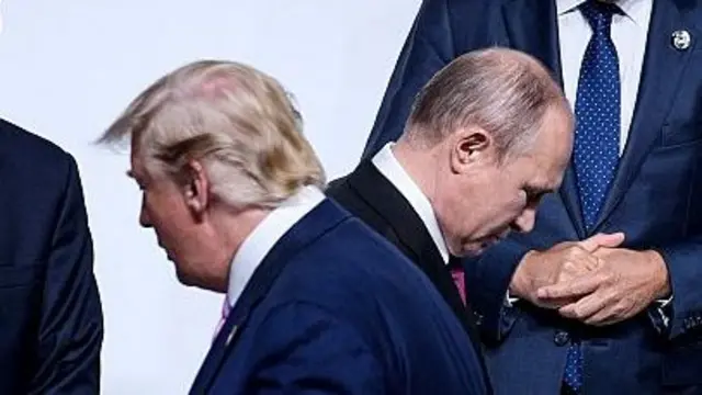 Donald Trump y Vladimir Putin caminan en direcciones opuestas
