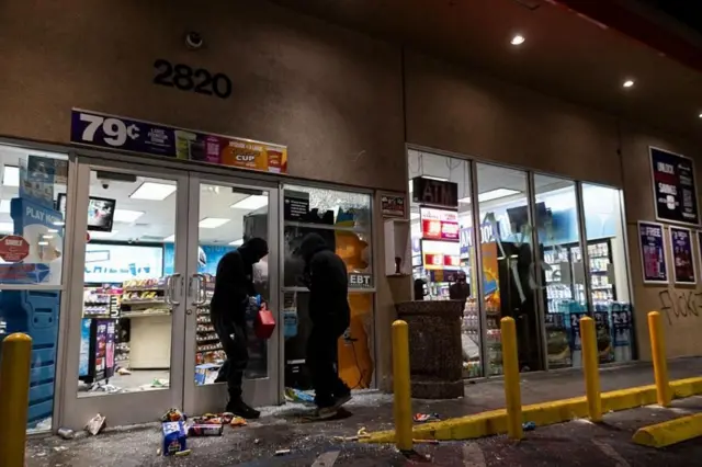Saqueadores irrumpieron en una gasolinera en Compton la madrugada del domingo.