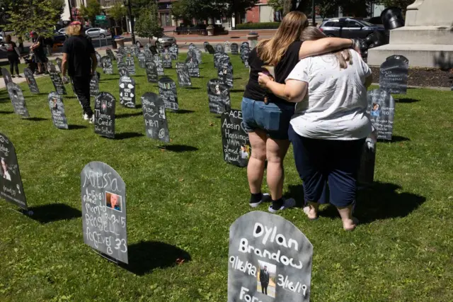 Amigos y familiares de personas fallecidas por sobredosis en el condado de Broome se reúnen en un memorial anual el 19 de agosto de 2023, en el centro de Binghamton, Nueva York. 