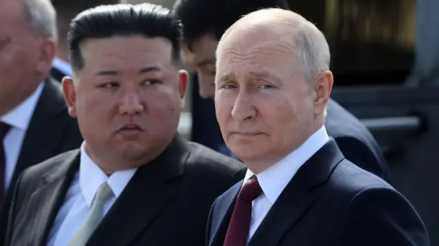 Fotografía de cerca del líder norcoreano Kim Jong-un y el líder ruso Vladimir Putin, uno al lado del otro.