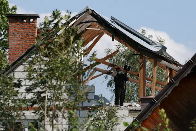 Un miembro del Ejército polaco inspecciona una casa dañada, después de que drones rusos violaran el espacio aéreo polaco durante un ataque a Ucrania y algunos fueran derribados por Polonia.