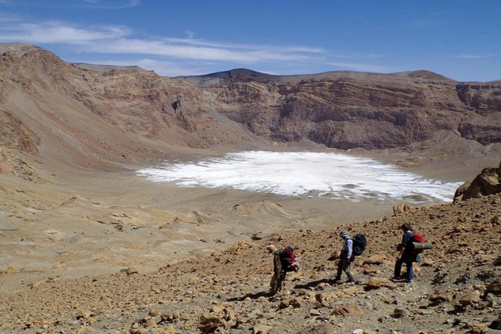 Científicos descendiendo al interior del subcráter Era Kohor, ubicado dentro de la caldera cimera del Emi Koussi
