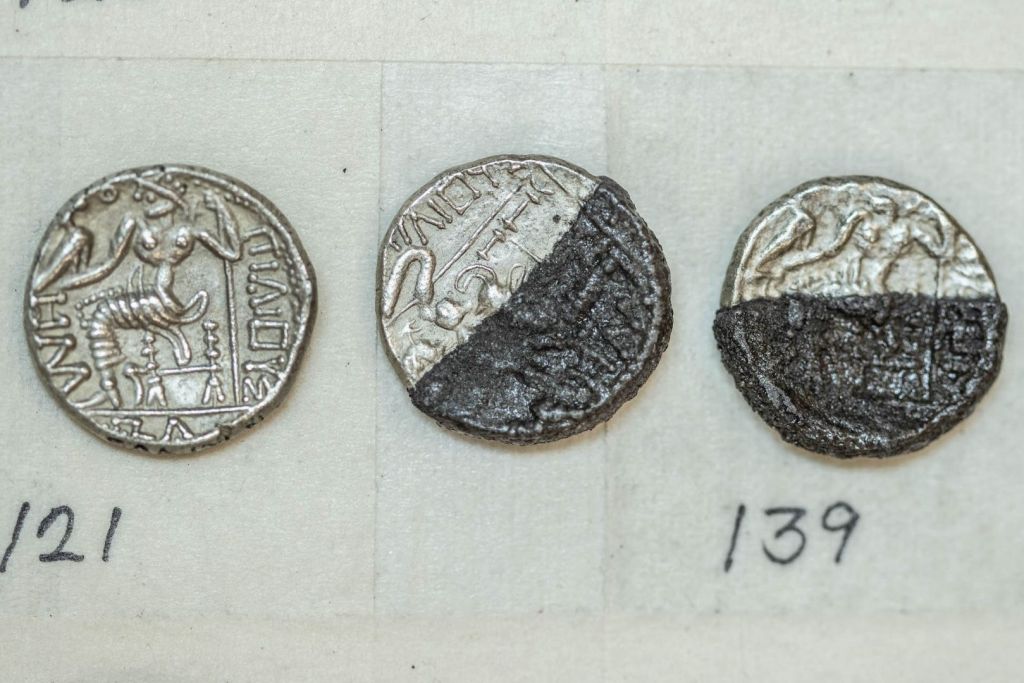 Detalle de tres monedas de plata pertenecientes al tesoro descubierto en Mleiha