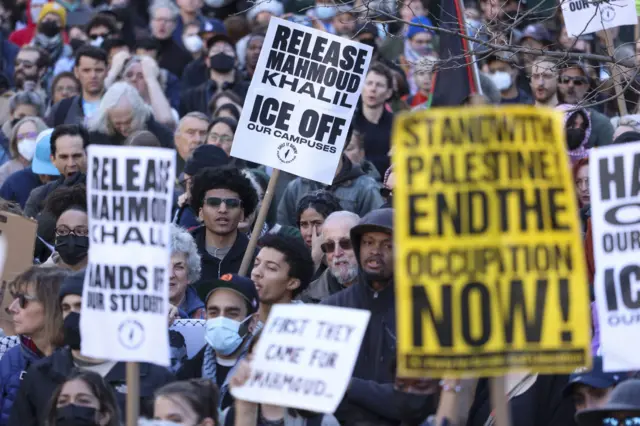 Manifestantes en Nueva York piden la liberación de Mahmoud Khalil.