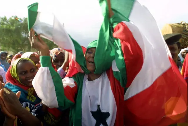 Una mujer de Somalilandia, vestida con la bandera local, celebra frente a un centro de votación en 2001, en vísperas del referendo constitucional que buscaba legitimar la secesión unilateral del territorio respecto de Somalia.