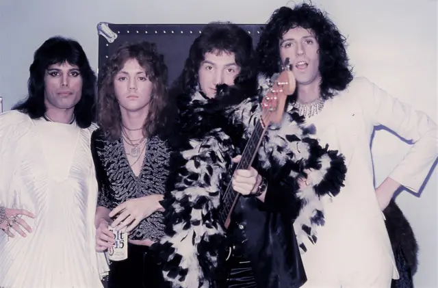La banda británica de rock Queen posando tras bambalinas en Nueva York, mayo de 1974.