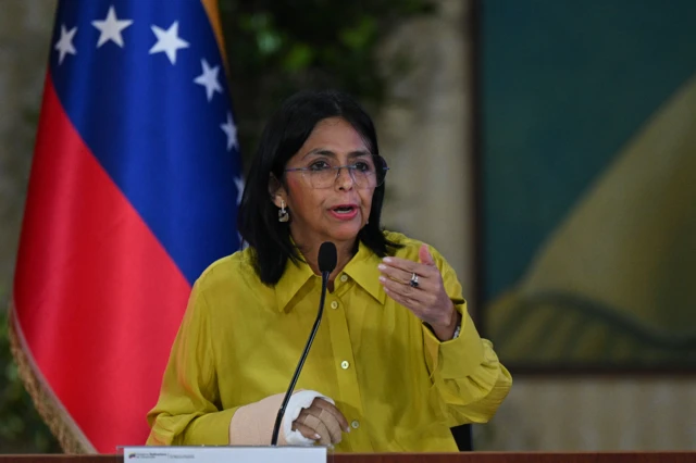 La vicepresidenta Delcy Rodríguez con una blusa amarilla habla frente a un micrófono