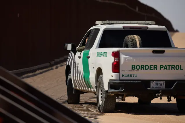 Un agente de la Patrulla Fronteriza junto al muro que separa Estados Unidos de México el 27 de febrero de 2025. Foto de ALLISON DINNER/EPA-EFE/REX/Shutterstock.