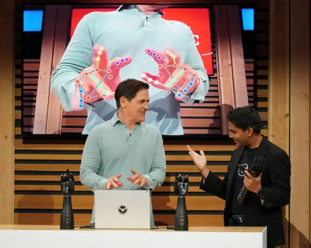 Mark Cuban con un participante durante uno de los episodios de Shark Tank el 13 de septiembre de 2023.