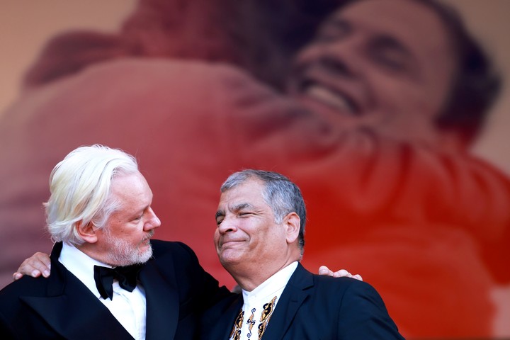 Momento político. Julian Assange llevó al expresidente ecuatoriano Rafael Correa. Foto EFE