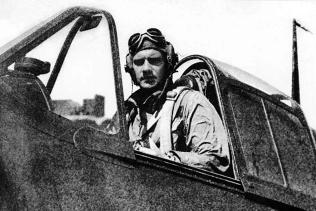 Durante la campaña estadounidense en Okinawa, en los últimos meses de la Segunda Guerra Mundial, Donald McPherson surcó los cielos del Pacífico pilotando un caza Hellcat