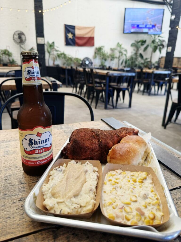 Pierna, mac & cheese, pan y cerveza en All Wood para el Día de Acción de Gracias.