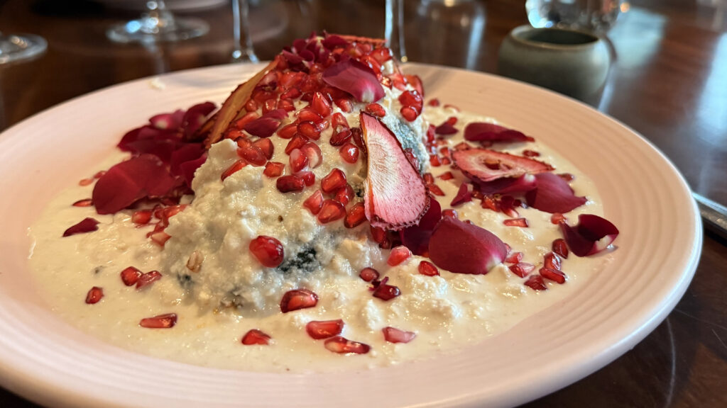 Chile en nogada con pétalos de rosa y fresas deshidratadas de Carmela y Sal.