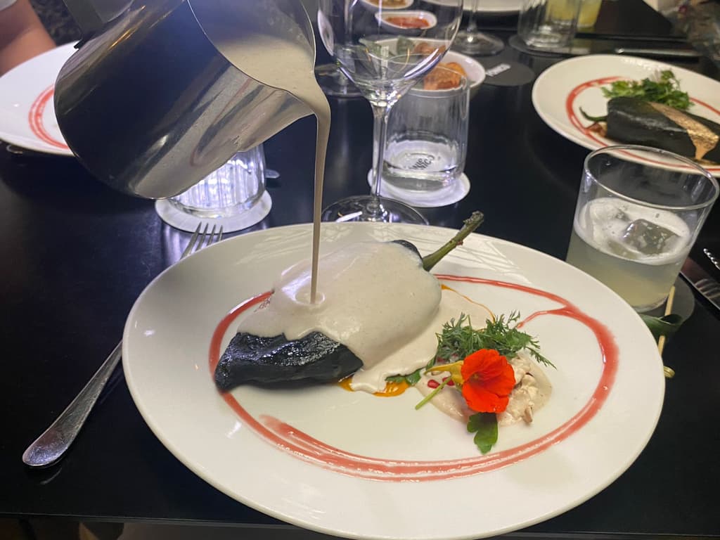 Bañando un chile con la nogada.