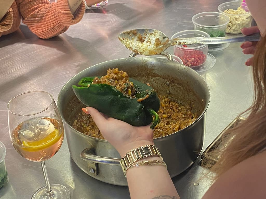 Preparación de chiles en nogada de Fónico en CDMX.