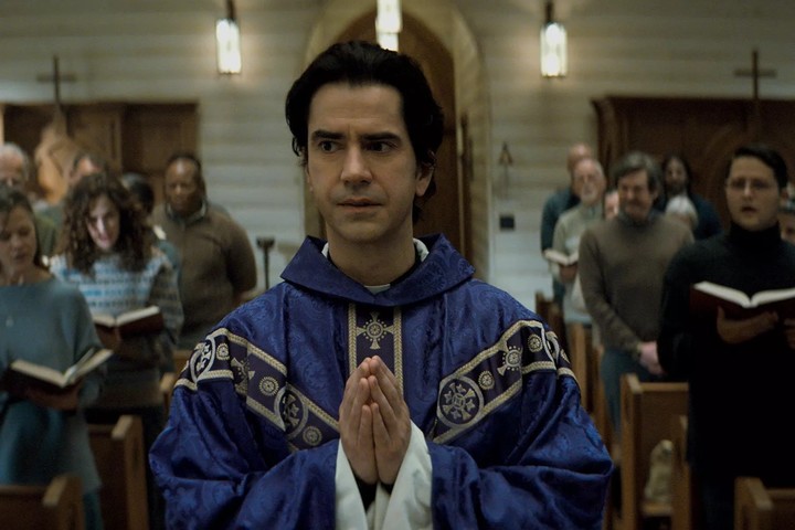 El Padre Paul Hill (Hamish Linklater) es un carismático sacerdote cuyos sermones derrochan pasión.
