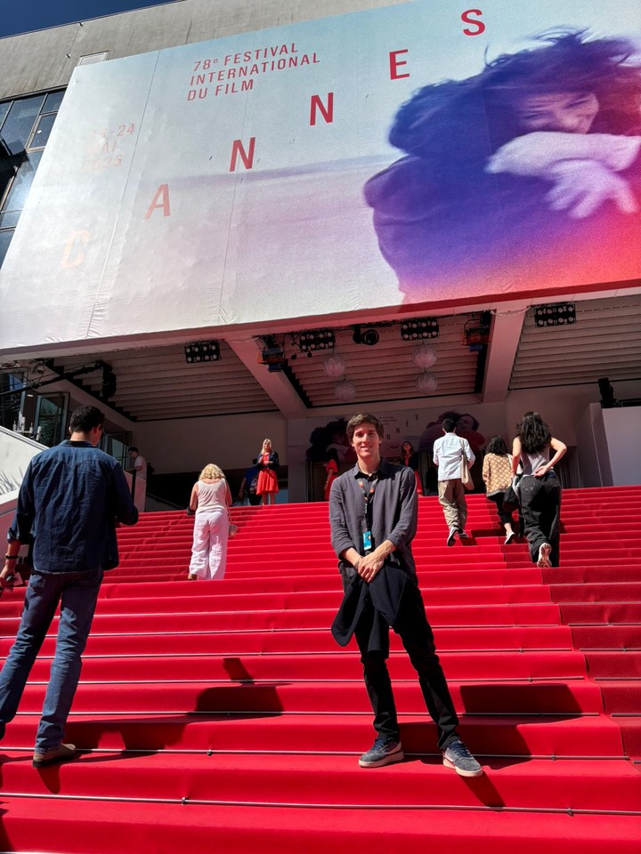 Juan Ceballos, estudiante de la Universidad del Cine, en las escaleras del Grand Thèâtre Lumière.