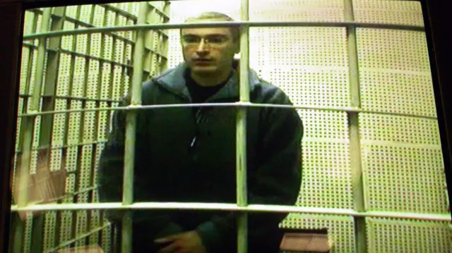 El hombre más rico de Rusia y magnate petrolero, Mijaíl Jodorkovski, aparece en su celda de la prisión 