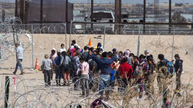 Migrantes en la frontera entre EE.UU. y México.