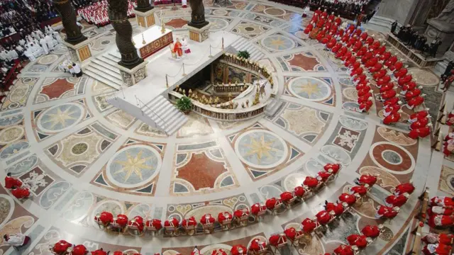 Cardenales asisten a una misa final para la elección papal antes del inicio del cónclave en la Basílica de San Pedro el 18 de abril de 2005 en Ciudad del Vaticano.
