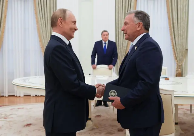 En esta fotografía distribuida por la agencia de noticias estatal rusa Sputnik, el presidente ruso Vladimir Putin y el enviado especial de Estados Unidos, Steve Witkoff, mueren antes de sus conferencias en Moscú el 6 de agosto de 2025.
