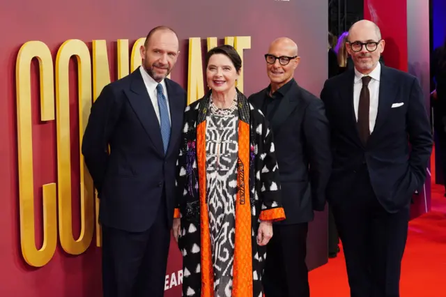 Ralph Fiennes, Isabella Rossellini, Stanley Tucci y Edward Berger en el estreno de