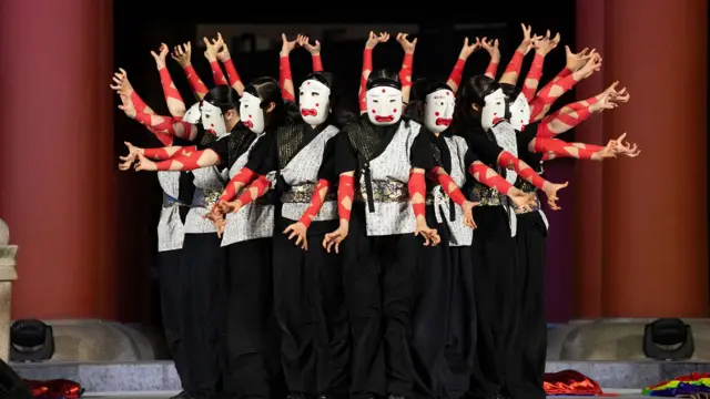 Artistas surcoreanos actúan en el escenario durante un evento de cuenta regresiva de Nochevieja en el pabellón Bosingak en Seúl, Corea del Sur, el 31 de diciembre de 2025. Según el zodíaco chino, 2026 es el Año del Caballo Rojo.