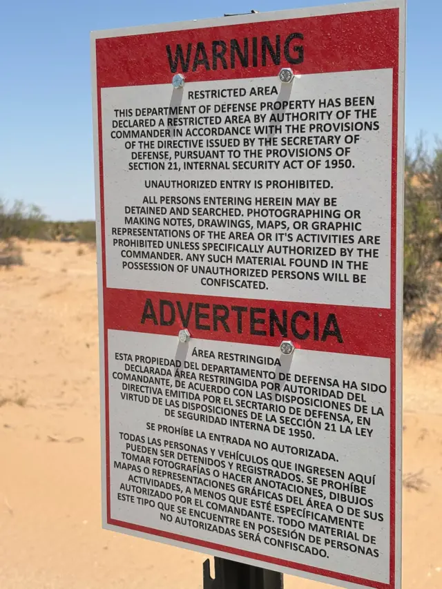 Un cartel advierte de la existencia de una zona restringida en el sector de El Paso de la frontera entre México y Estados Unidos.