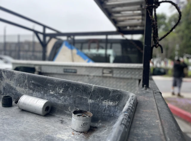 Pedro (seudónimo) es uno de los pocos jornaleros que se presentaron este domingo a ofrecerse para trabajar en Paramount. En su camioneta guarda un casquillo del gas lacrimógeno que dispararon los agentes el sábado.