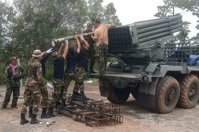 Soldados camboyanos recargan un lanzacohetes múltiple BM-21
