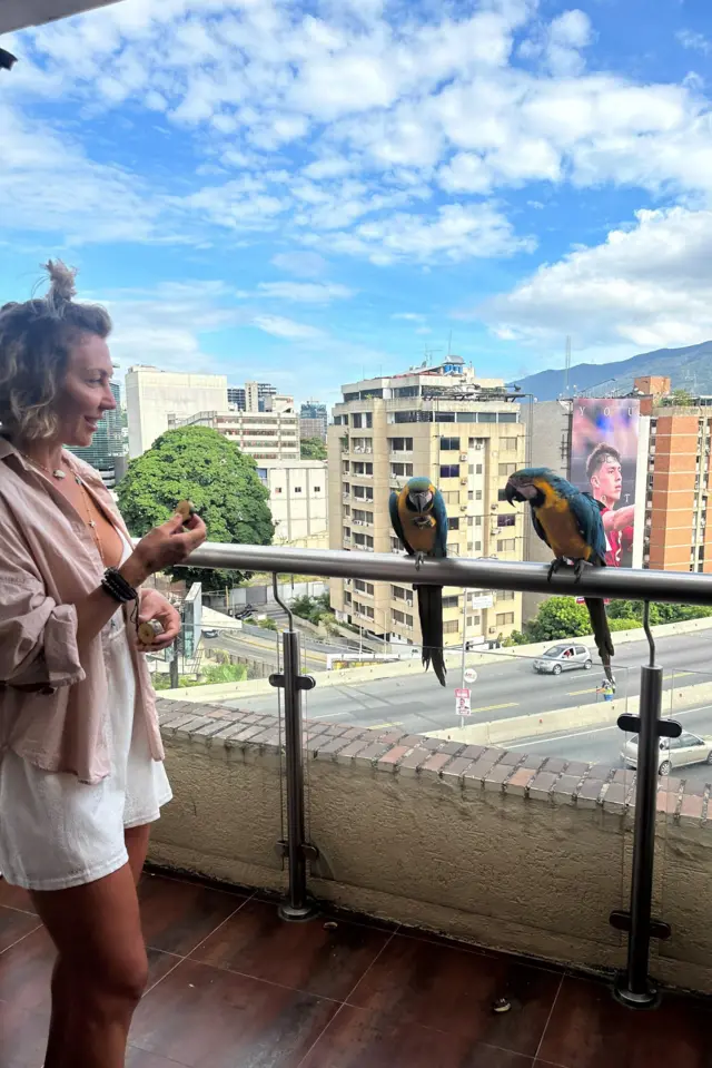 Snezhana, una turista de Moscú, dijo estar impresionada por cómo las guacamayas iban y venían a la terraza. 