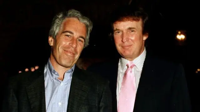 Jeffrey Epstein (izq.) y Donald Trump posan juntos en el club Mar-a-Lago en 1997