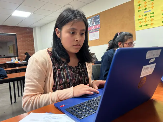 Dulce con un laptop
