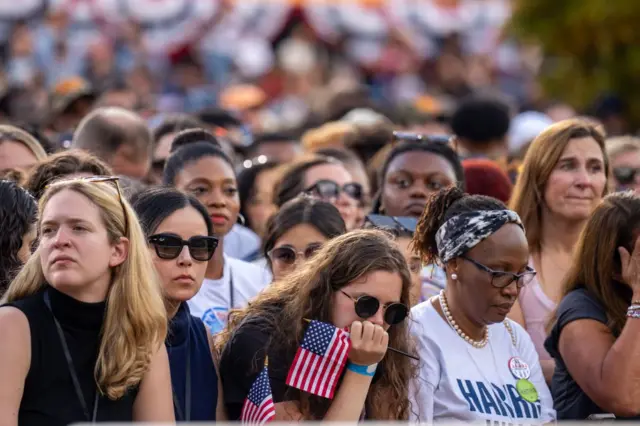 Mujeres simpatizantes de Kamala Harris escuchan con tristeza el discurso de concesión.