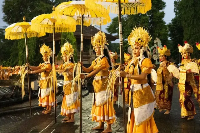 Bailarinas vestidas de amarillo