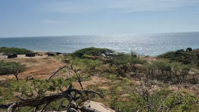 vista del mar y el horizonte en el poblado de Poolosü en la Alta Guajira venezolana