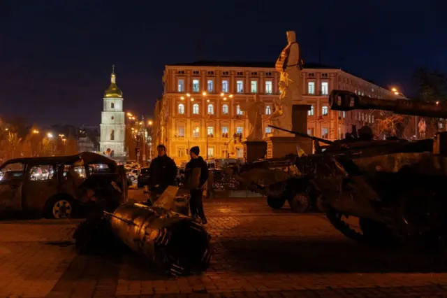 Exhibición de vehículos militares rusos destruidos en Kyiv en enero de 2025.