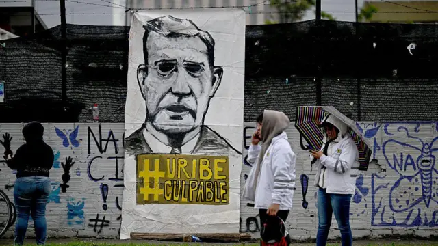 Cartel sobre Uribe en Bogotá.