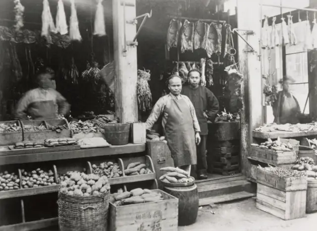 Comerciantes chinos en una tienda en una imagen de época. 