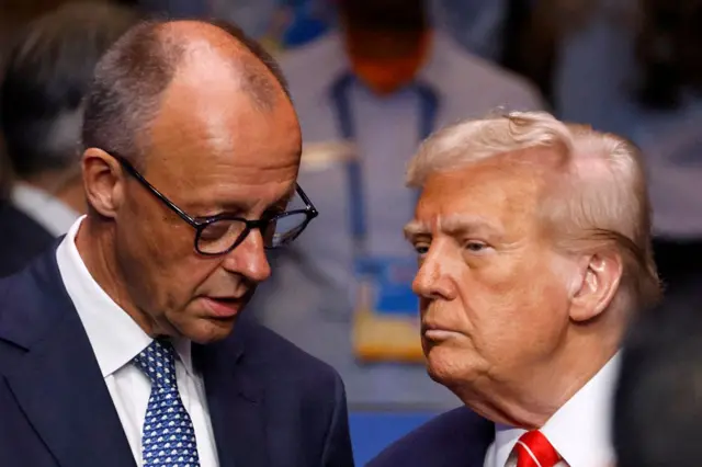 El canciller alemán, Friedrich Merz (izq.) con Donald Trump