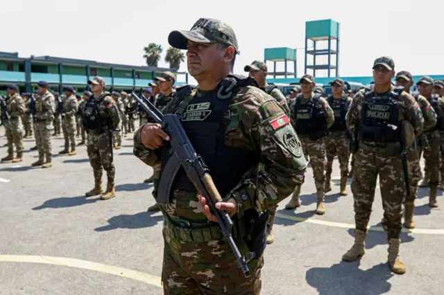 Militares peruanos formados en una instalación en La Libertad.