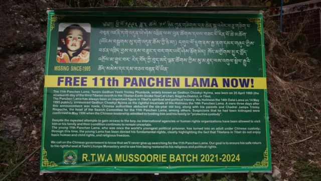 Cartel que pide la liberación del Panchen Lama tibetano.