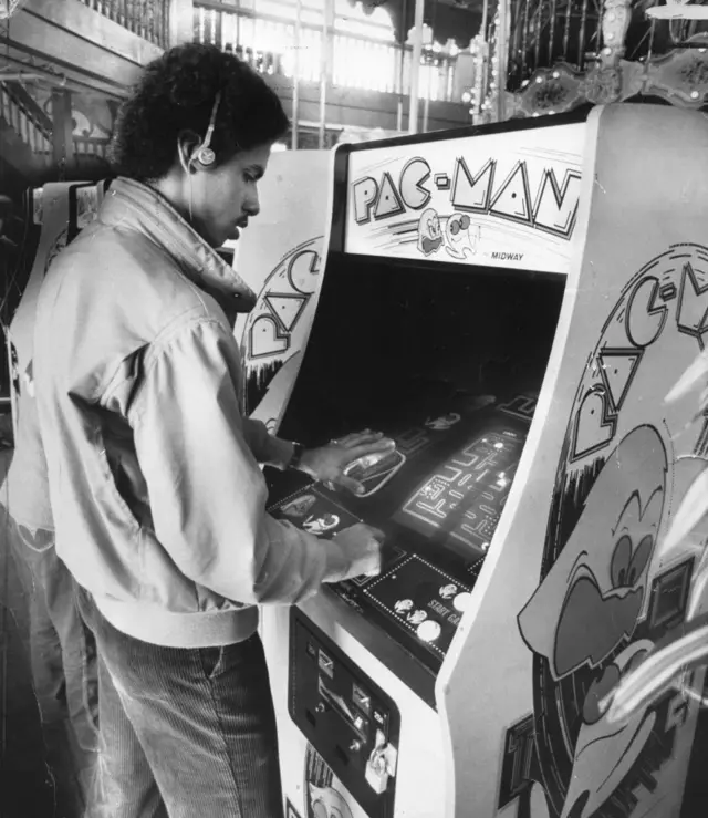 Imagen a blanco y negro de una máquina de monedas para jugar Pac-man.