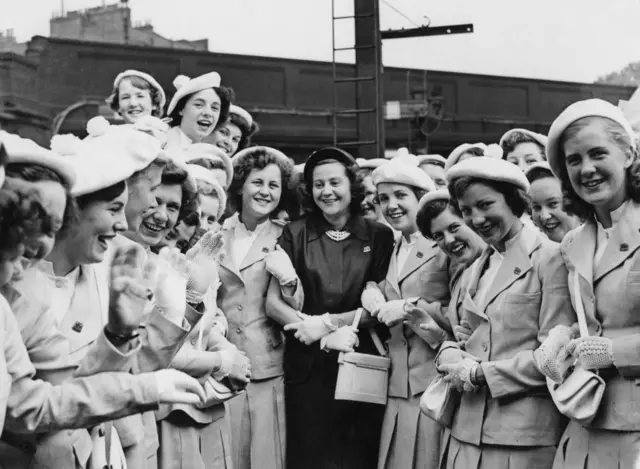 La ex oficial de inteligencia aliada en tiempos de guerra Odette Churchill, más tarde Hallowes (1912-1995) rodeada de mujeres jóvenes, alrededor de 1947.